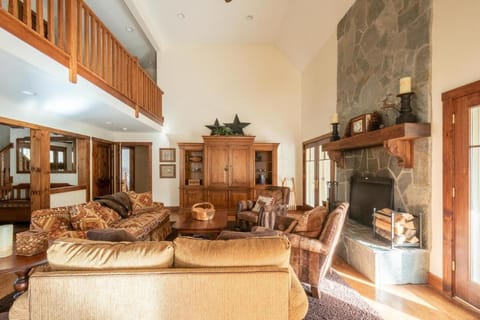 Mt Snow Convenience! Steps from the lifts! Hot Tub House in Dover