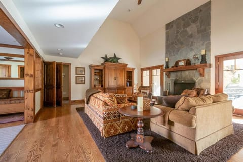 Mt Snow Convenience! Steps from the lifts! Hot Tub House in Dover