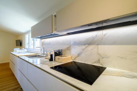 Kitchen or kitchenette, dishwasher, stove