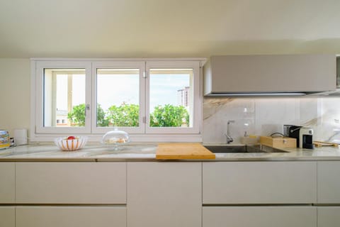 Coffee/tea facilities, Kitchen or kitchenette, Food and drinks, Food, stove, toaster