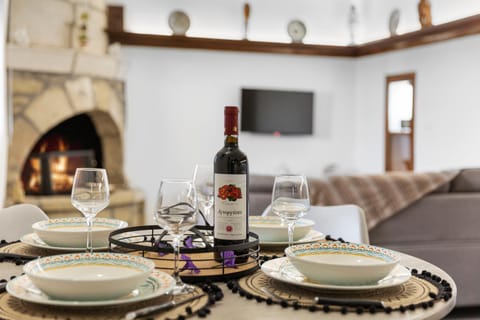 TV and multimedia, Living room, Food and drinks, Seating area, Dining area, Evening entertainment, Drinks, Alcoholic drinks, flat iron