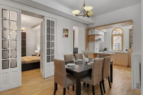 Kitchen or kitchenette, Seating area, Dining area, stove