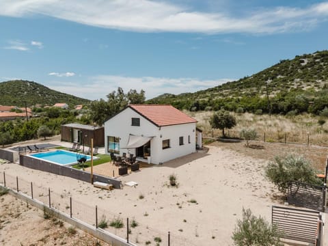 Property building, Spring, Day, Natural landscape, Mountain view, Pool view, Swimming pool, sunbed