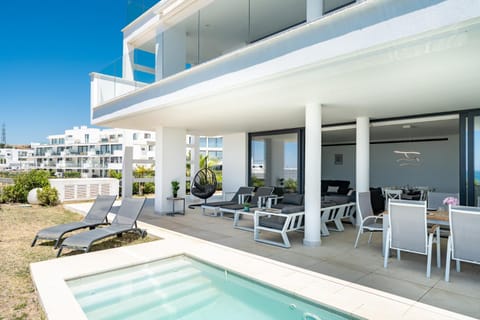 Property building, Balcony/Terrace, Balcony/Terrace, Pool view, Swimming pool, sunbed