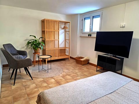 Bed, TV and multimedia, Photo of the whole room, Seating area, Bedroom