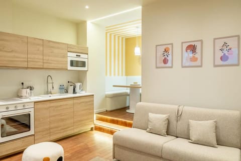 Bed, Coffee/tea facilities, Kitchen or kitchenette, Living room, Seating area, Bedroom, stove
