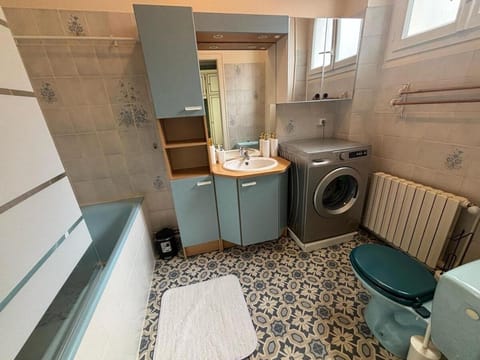 Grand T3 90m2 Haussmanien avec suite en centre ville et parking TOUT inclus Apartment in Orléans