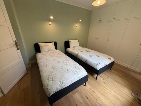 Grand T3 90m2 Haussmanien avec suite en centre ville et parking TOUT inclus Apartment in Orléans