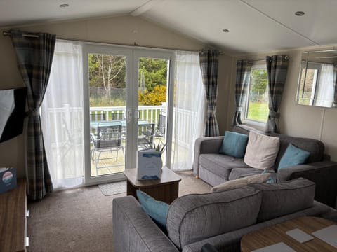 Communal lounge/ TV room, TV and multimedia, Seating area