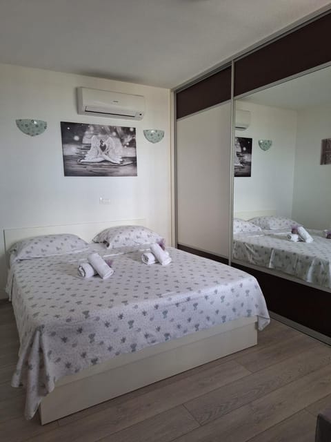 Bedroom, air conditioner