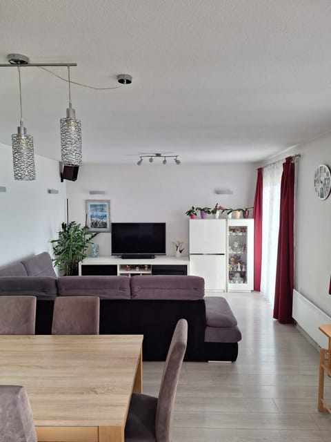 TV and multimedia, Living room, Dining area