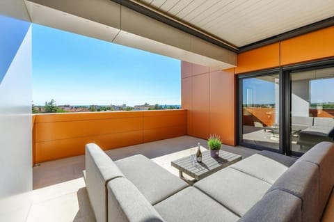 Day, Seating area