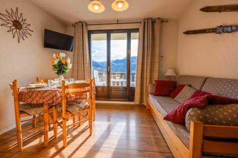 Natural landscape, TV and multimedia, View (from property/room), Balcony/Terrace, Living room, Seating area, Dining area, Mountain view