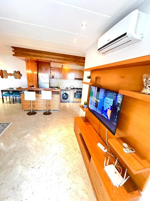 Communal lounge/ TV room, TV and multimedia, Kitchen or kitchenette, Dining area, air conditioner