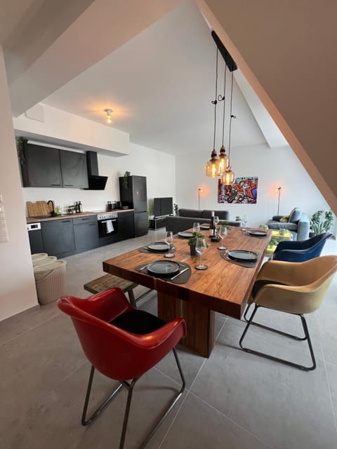 Kitchen or kitchenette, Living room, Seating area, Dining area