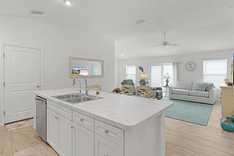 Kitchen or kitchenette, Living room