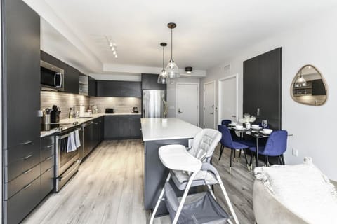 Urban 2BR Oasis with Scenic Rooftop and Gym Apartment in Crystal City