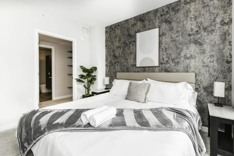 Urban 2BR Oasis with Scenic Rooftop and Gym Apartment in Crystal City