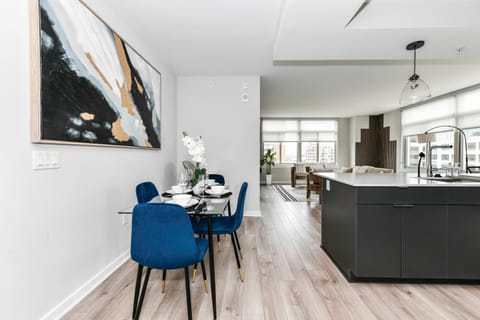 2BR Urban Retreat Gym Parkng and Scenic Rooftop Apartment in Crystal City