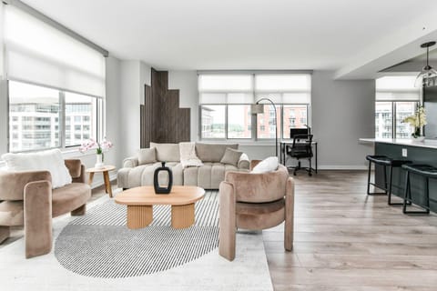 2BR Urban Retreat Gym Parkng and Scenic Rooftop Apartment in Crystal City