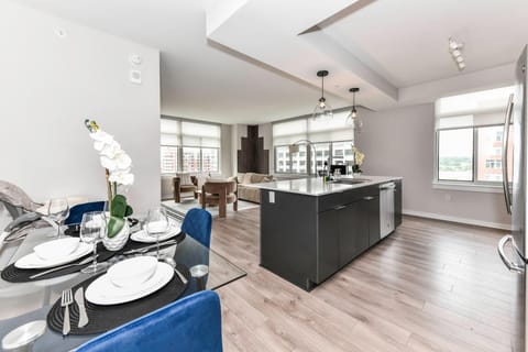 2BR Urban Retreat Gym Parkng and Scenic Rooftop Apartment in Crystal City