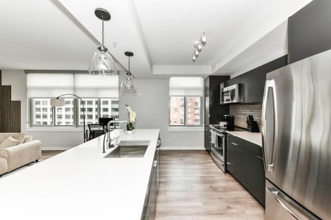 2BR Urban Retreat Gym Parkng and Scenic Rooftop Apartment in Crystal City