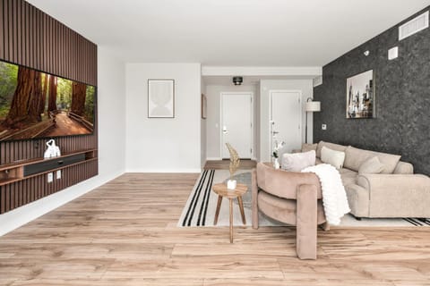 Posh 2BR Retreat Gym, Prkng and Scenic Rooftop Apartment in Crystal City