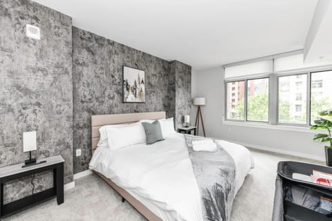 Posh 2BR Retreat Gym, Prkng and Scenic Rooftop Apartment in Crystal City