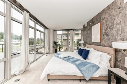 Posh 2BR Retreat Gym, Prkng and Scenic Rooftop Apartment in Crystal City