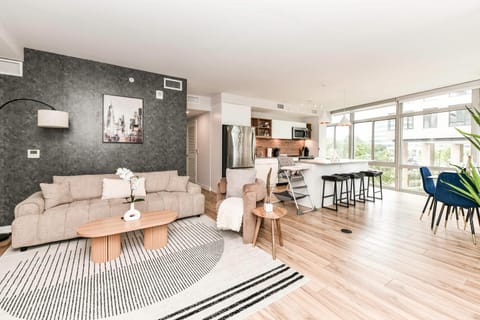 Posh 2BR Retreat Gym, Prkng and Scenic Rooftop Apartment in Crystal City