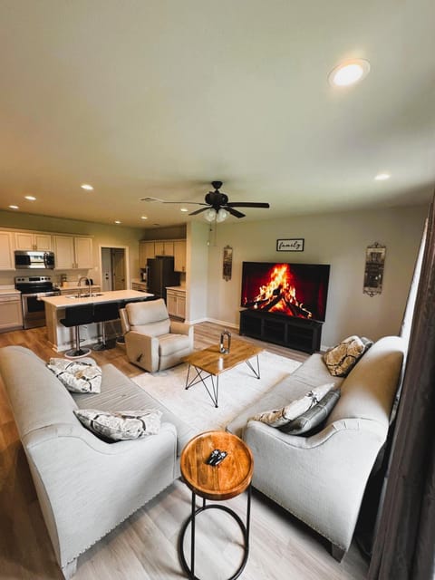 Communal lounge/ TV room, TV and multimedia, Kitchen or kitchenette, Living room