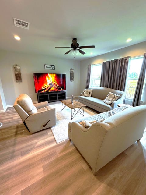 Communal lounge/ TV room, TV and multimedia, Living room, Seating area, Evening entertainment