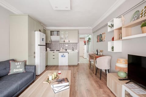 TV and multimedia, Kitchen or kitchenette, Living room, Seating area, Dining area, dishwasher, stove