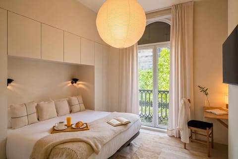 Bed, TV and multimedia, Bedroom, City view