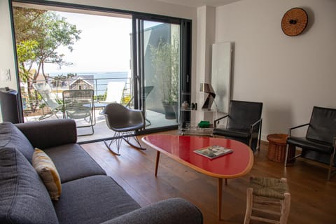 View (from property/room), Balcony/Terrace, Seating area, Sea view