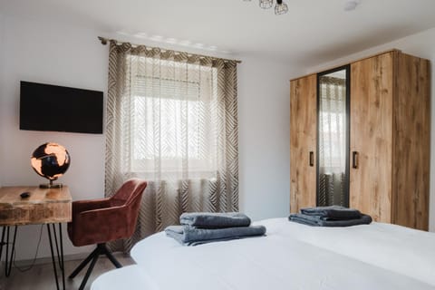 Bed, TV and multimedia, Photo of the whole room, Bedroom, towels, wardrobe