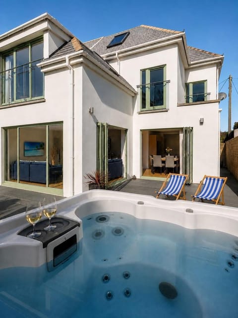 Property building, Patio, Day, Summer, Hot Tub, Seating area, Drinks