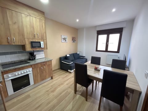 TV and multimedia, Kitchen or kitchenette, Living room, Seating area, Dining area, stove, toaster