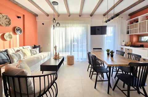 TV and multimedia, Kitchen or kitchenette, Seating area