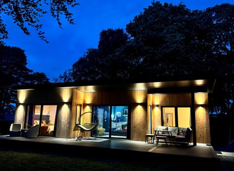 Property building, Patio, Night, Natural landscape, Garden, Living room, Seating area, Guests, Garden view, Area and facilities, group of guests, group of guests, furniture, internet