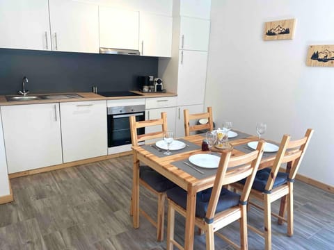 Kitchen or kitchenette, Dining area, dishwasher, oven, stove