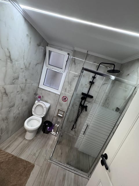 Shower, Toilet