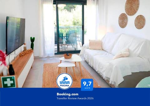 Bed, TV and multimedia, Living room, Photo of the whole room, Seating area, Evening entertainment, Bedroom