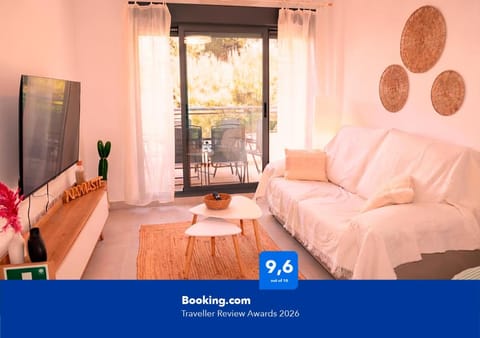 Bed, TV and multimedia, Living room, Photo of the whole room, Seating area, Bedroom
