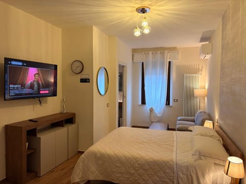 Communal lounge/ TV room, Bed, TV and multimedia, Seating area, hair dresser