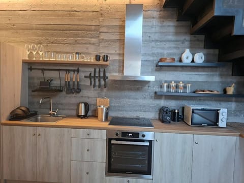 Kitchen or kitchenette, microwave, oven, stove