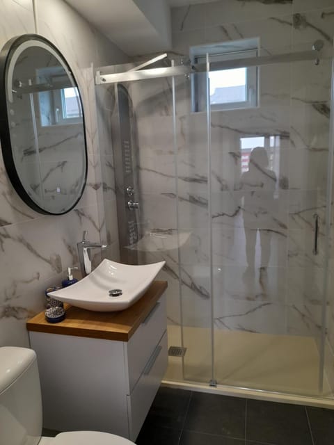 Shower, Bathroom, towels