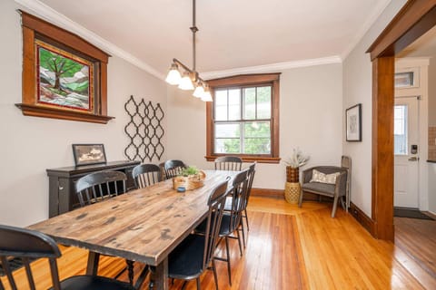 Doctors Retreat with Hot Tub House in Bellevue