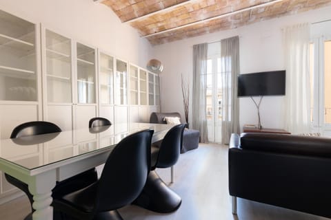 TV and multimedia, Living room, Seating area, Dining area