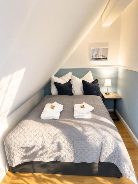 Bed, Bedroom, towels